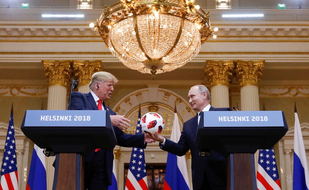 O presidente dos EUA, Donald Trump, recebe uma bola oficial da Copa de Vladimir Putin, durante encontro em Helsinque, na Filândia, nesta segunda-feira (16/7)  (Foto: Kevin Lamarque/ Reuters)