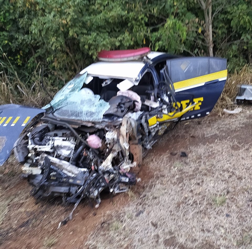 Agente da PRF saiu ileso de acidente, diz Corpo de Bombeiros — Foto: Corpo de Bombeiros/Divulgação