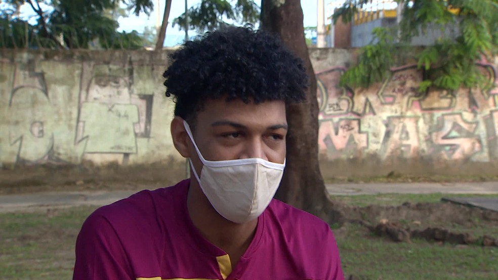 Esdras Vinícius da Silva, de 16 anos, questiona a forma como se fala do Enem na escola — Foto: Reprodução/TV Globo