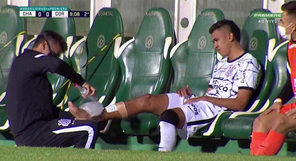 Preocupação: Cantillo é substituído após sofrer torção e será reavaliado pelo Corinthians