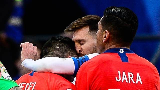Argentina x Chile - Messi recebe uma cabeÃ§ada de Medel