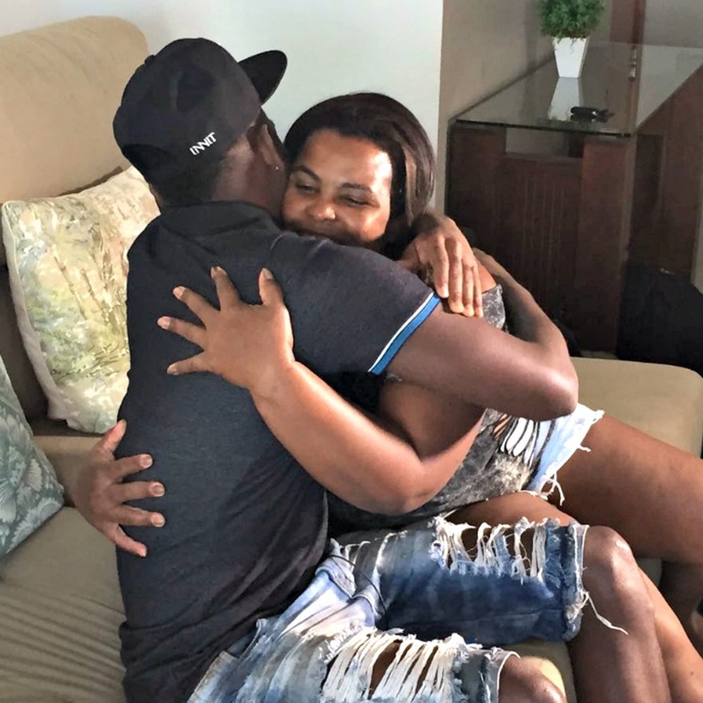 Marcos Vinícius agradece a mãe, de olhos marejados e que veio morar com ele no Rio (Foto: Thiago Lima)