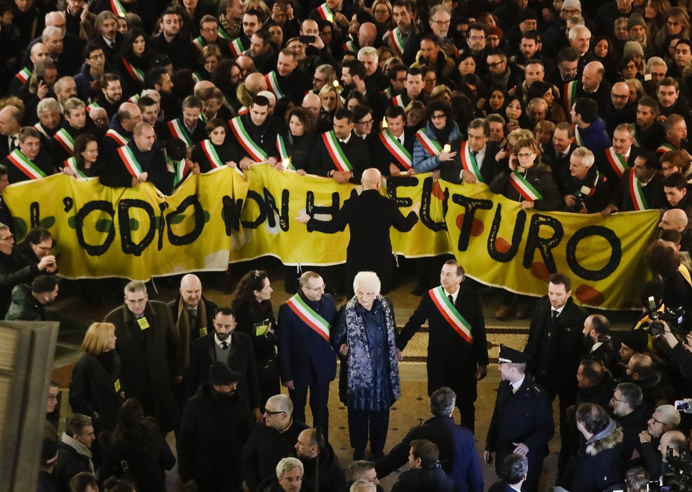 Liliana Segre foi rodeada por pessoas que se juntaram atrás de um cartaz onde se lia: 'o ódio não tem futuro'. — Foto: Luca Bruno/G1
