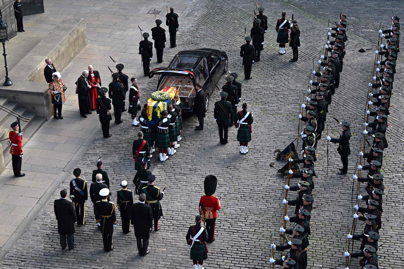 Caixão com o corpo da rainha Elizabeth II chega à catedral de Santo Egídio, em Edimburgo — Foto: OLI SCARFF/AFP