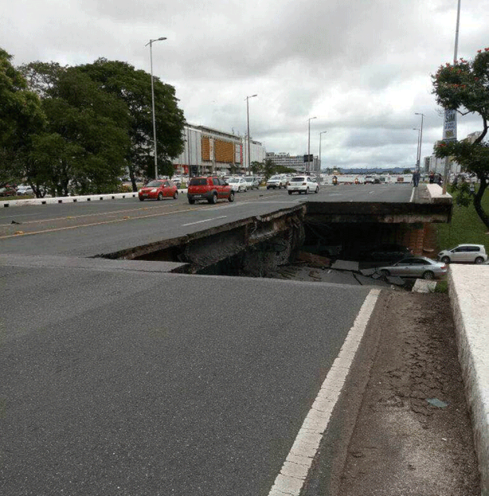 Buraco aberto com o desabamento do viaduto no Eixão Sul, em Brasília — Foto: Divulgação