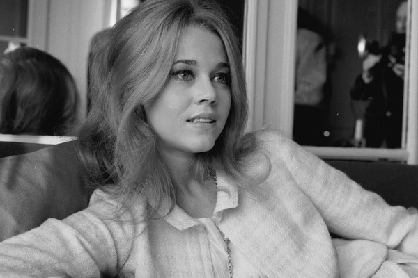 Jane Fonda ganhou o Oscare m 1971 por Klute, bem em uma época marcada pela Guerra do Vietnã, contra a qual a atriz lutava. Os membros devem ter respirado aliviados quando ela disse: 