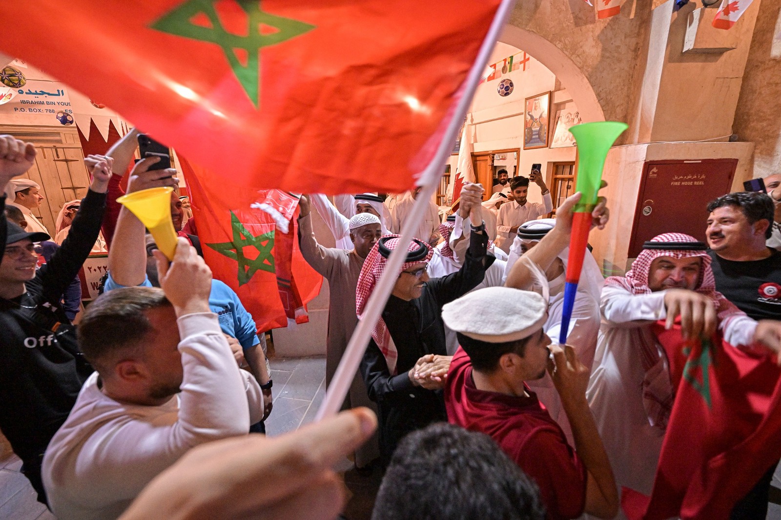 Festa marroquina em Doha após a vitória de Marrocos sobre Portugal — Foto: Pedro Vilela / Divulgação