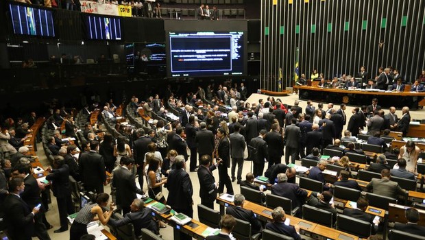 Parlamentares aprovam a PEC do Teto dos Gastos na Câmara dos Deputados (Foto: Fabio Rodrigues Pozzebom/Agência Brasil)