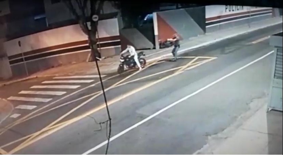 C&acirc;meras de seguran&ccedil;a flagram momento em que policial atira em motociclista pelas costas em S&atilde;o Miguel Paulista, na Zona Leste de SP &mdash; Foto: Reprodu&ccedil;&atilde;o/TV Globo