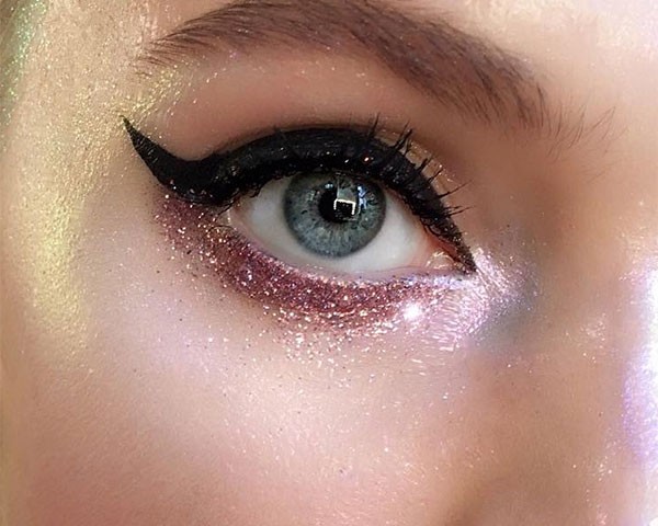 O glitter embaixo do olho é romântico (Foto: Reprodução/Instagram)