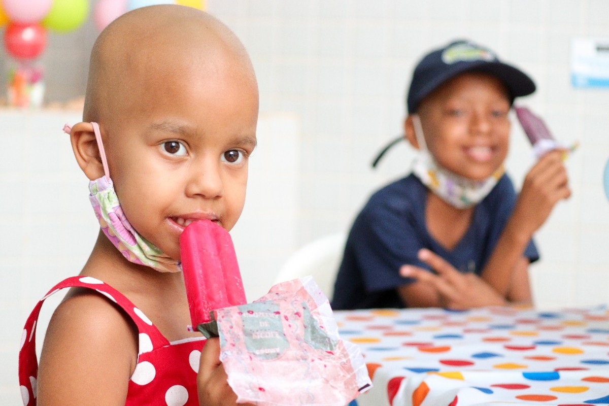 Voluntários arrecadam brinquedos, alimentos e roupas para serem doados na semana do Dia das Crianças