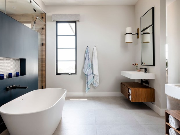 Décor do dia: banheiro banheira tem parede azul e mix de texturas (Foto: Stephanie Russo)