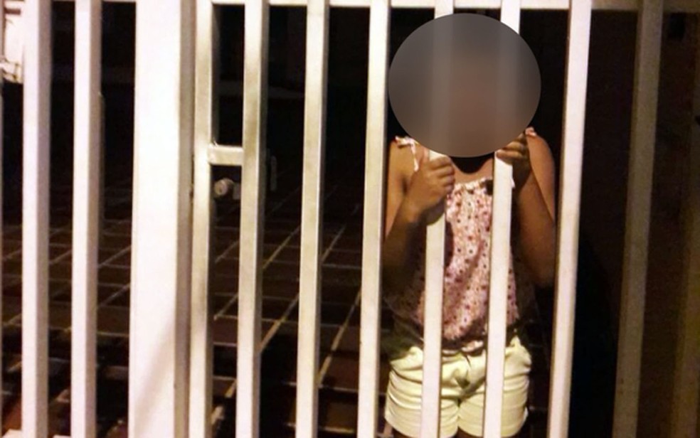 Imagem mostra crianÃ§a trancada dentro de escola em HortolÃ¢ndia (Foto: ReproduÃ§Ã£o/EPTV)