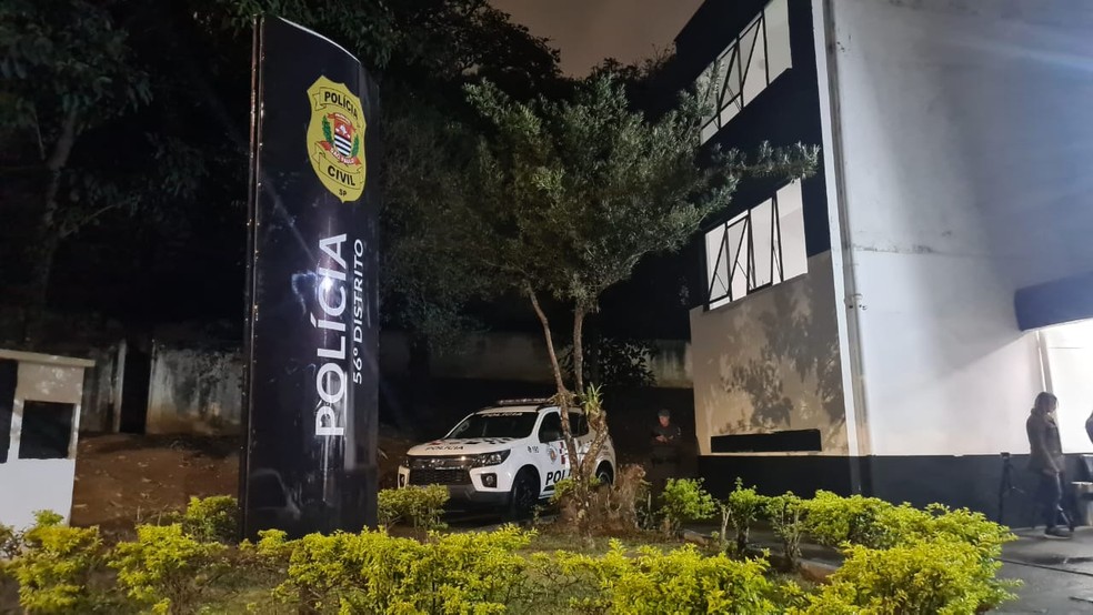 Homem foi levado ao 56º DP em São Paulo — Foto: Douglas Campos/TV  Globo