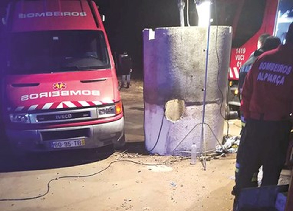 Fossa onde ocorreu o acidente em Portugal — Foto: Confina Jornal