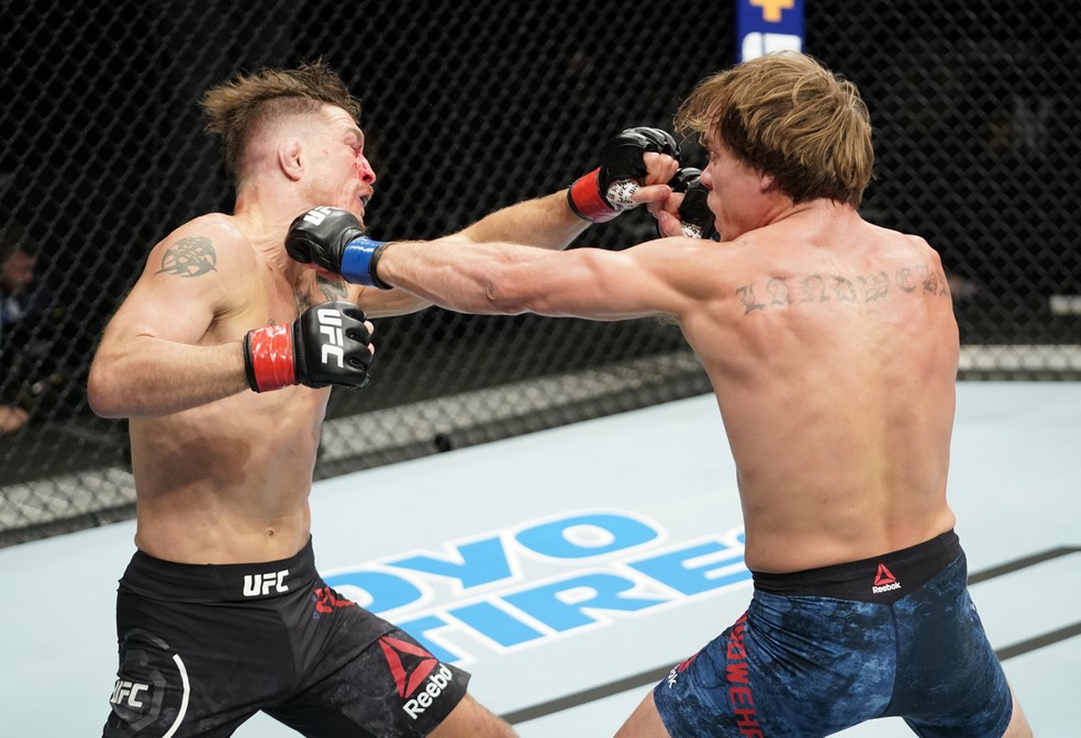 Nate Landwehr acerta um golpe em Darren Elkins no UFC: Overeem x Harris — Foto: Getty Images