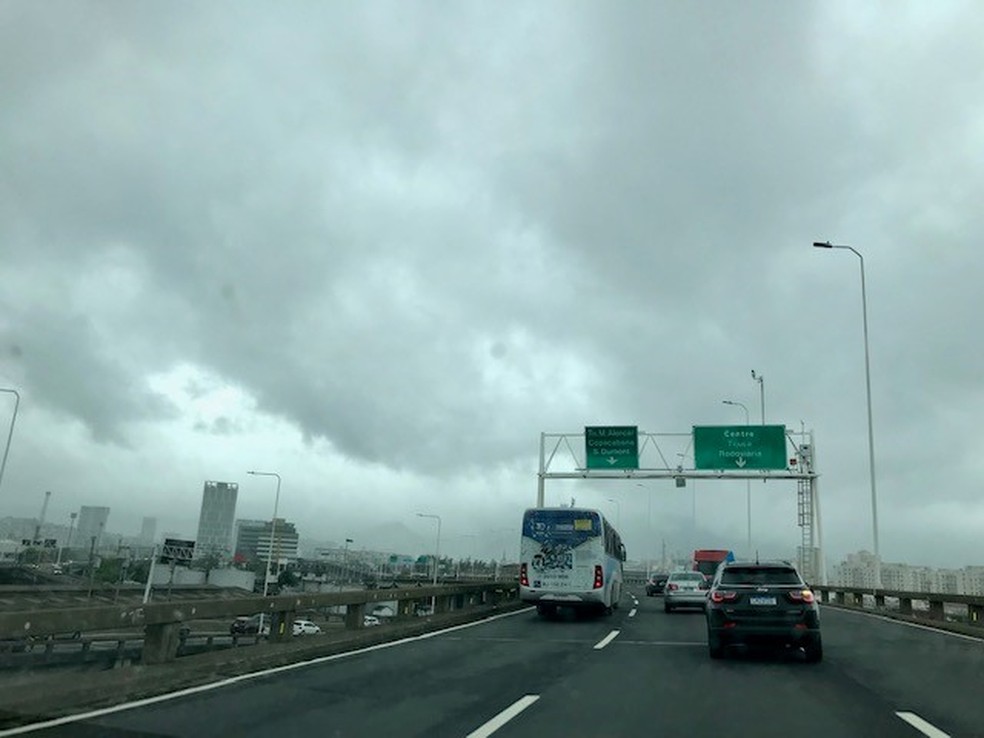 Nuvens pesadas e ameaçadoras na Ponte Rio-Niterói no início da tarde deste domingo — Foto: Káthia Mello/ G1 Rio 