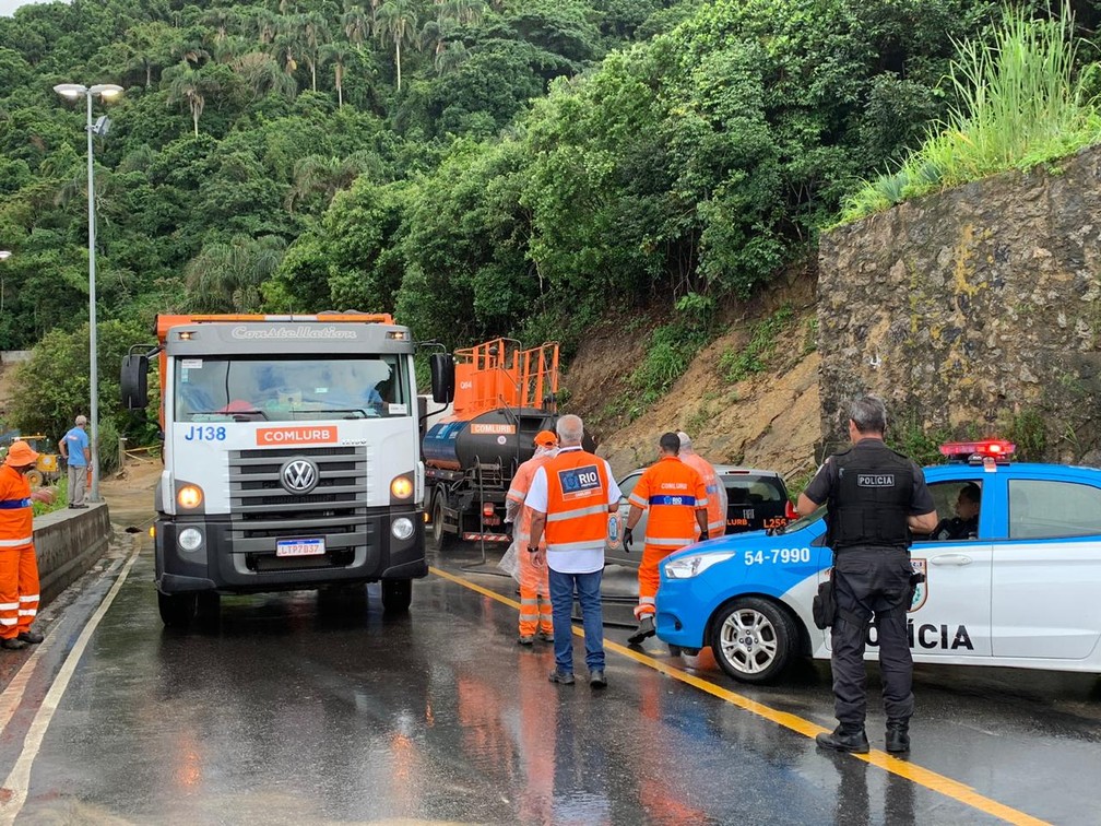 PolÃ­cia Militar, Guarda Municipal e Comlurb atuam na regiÃ£o do deslizamento na Avenida Niemeyer â Foto: Fernanda Rouvenat / G1