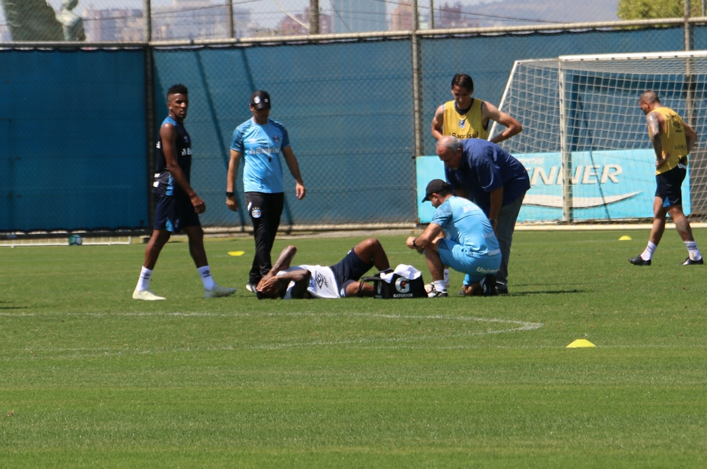 Atacante torce tornozelo direito e sai carregado do gramado em treino do Grêmio