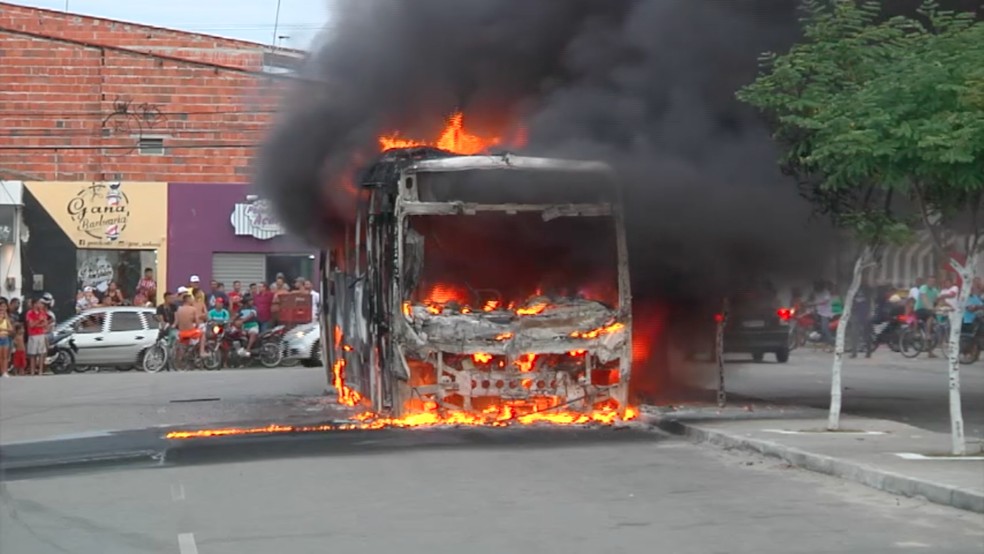 Ônibus são destruídos em ataques incendiários em Fortaleza (Foto: TV Verdes Mares/Reprodução)