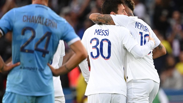 Messi e Neymar comemora gol em PSG x Troyes pelo Campeonato Francês