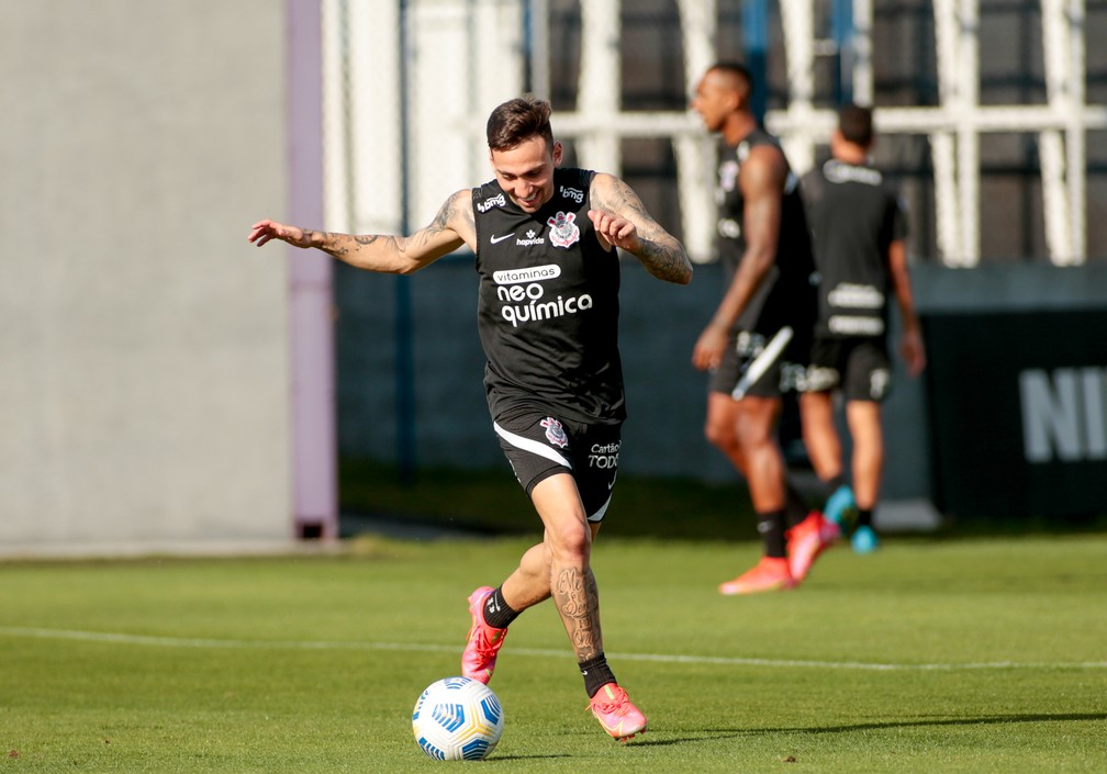Destaque do Corinthians, Gustavo Silva vive processo para tirar passaporte italiano