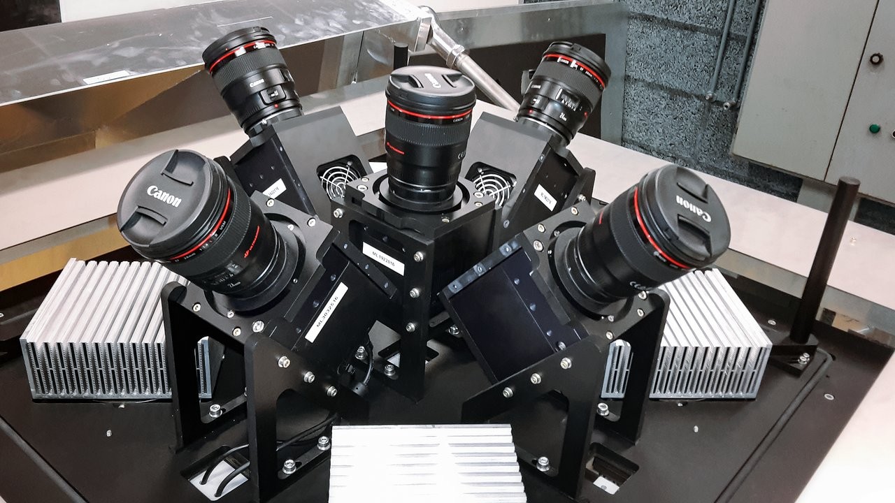 Instrumento é formado por duas estações com cinco câmeras cada: uma fica no Chile e a outra nas Ilhas Canárias (Foto: ESO/G. J. Talens)