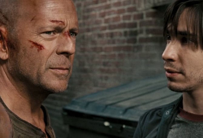Justin Long e Bruce Willis em cena de Duro de Matar 4.0 (2007) (Foto: Reprodução)