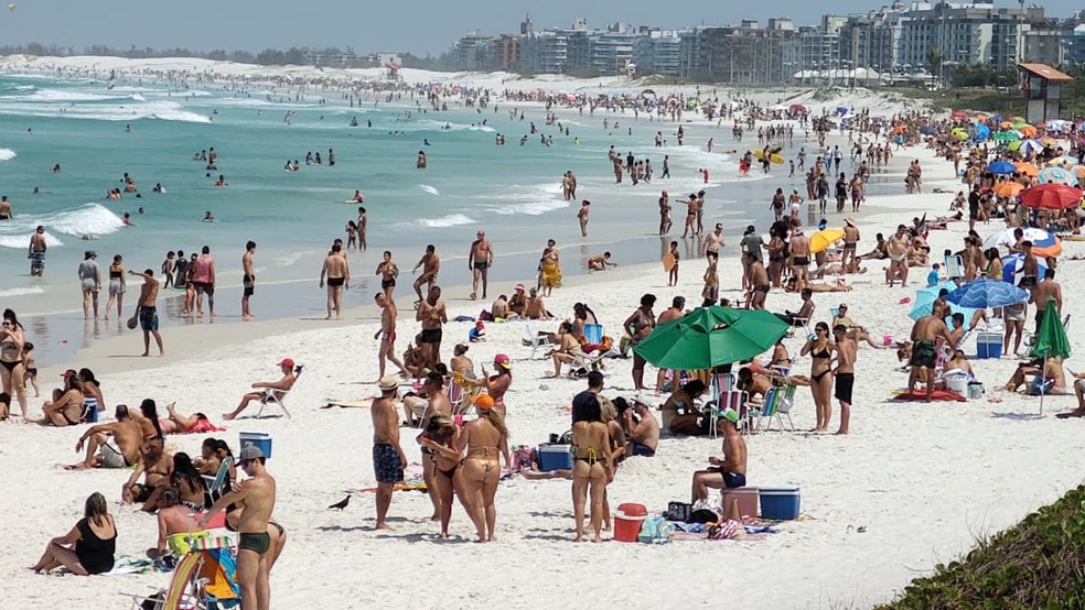 Praia cheia em Cabo Frio, mesmo com pandemia da Covid-19 e decretos que proíbem permanência no local — Foto: Paulo Henrique Cardoso/G1