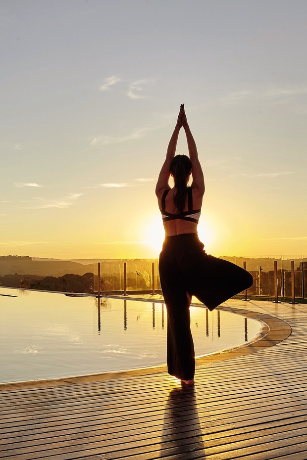 Hóspede pratica ioga no Lapinha SPA, localizado no Paraná e reconhecido como um dos melhores centros de saúde integral do mundo (Foto: Divulgação)