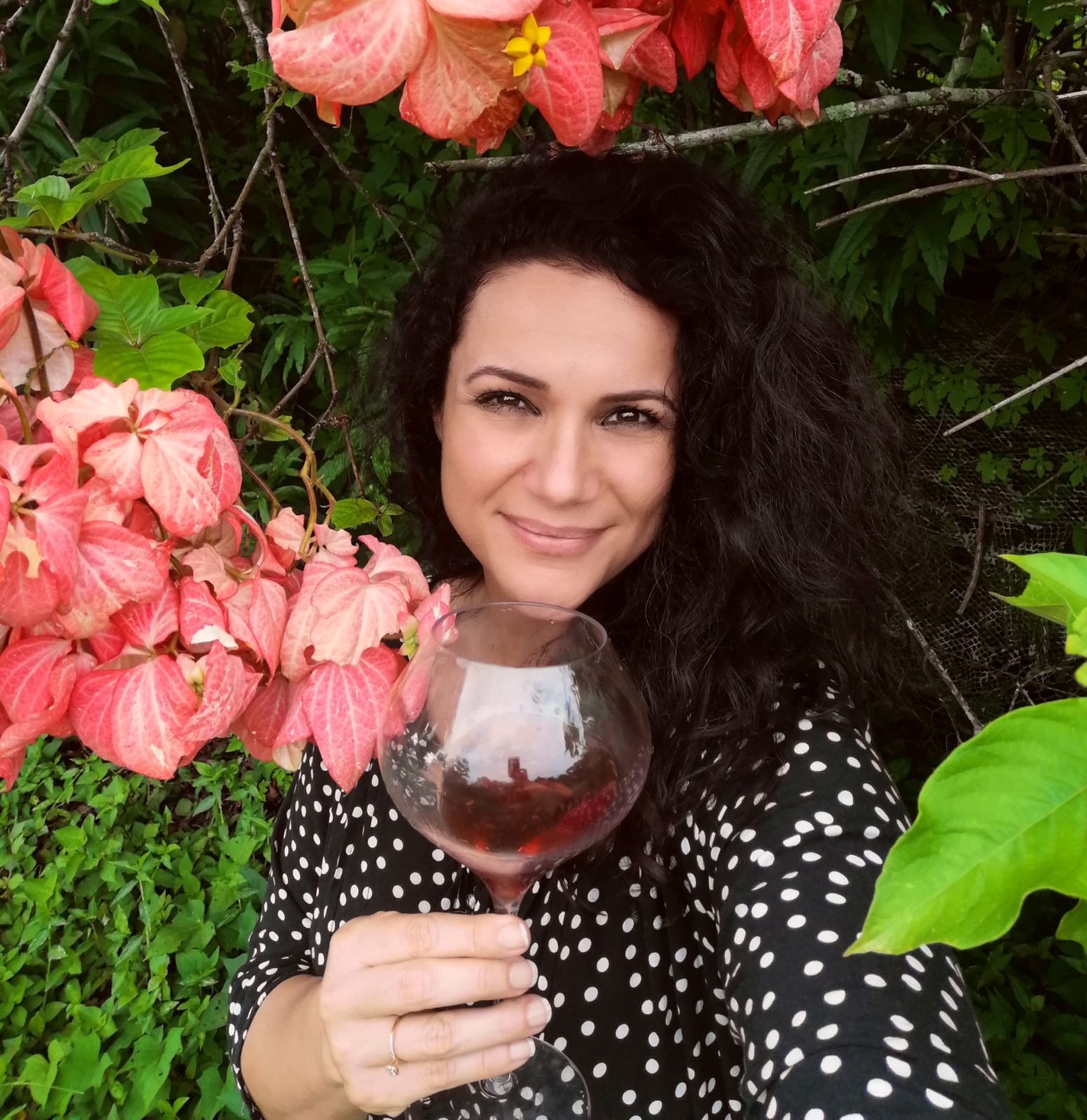 Elaine de Oliveira, a Boa de Copo, apresenta 10 vinhos tintos que são a cara da primavera (Foto: Divulgação)