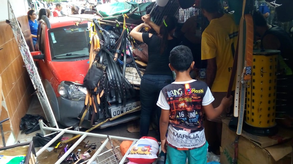 Carro derruba barracas no Centro de Parnaíba, no litoral do Piauí (Foto: Arquivo Pessoal / Marcos Marquinhos)