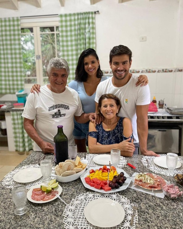 Mariano apresenta Jakelyne Oliveira para os pais, Rui e Valentina Bijos (Foto: Reprodução / Instagram)