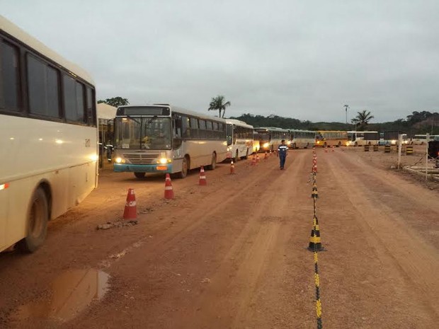 Mais de 160 ônibus que transportam trabalhadores até a UHE Jirau, foram impedidos de seguir até o canteiro de obras (Foto: Suzi Rocha/G1)