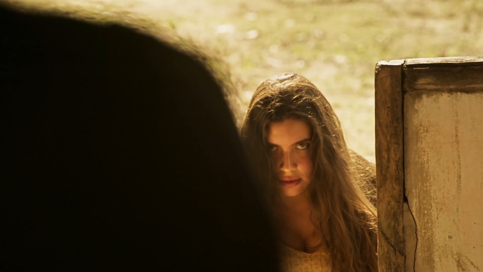 Quando ele reparar, Juma já estará pronta para o ataque — Foto: TV Globo/Reprodução