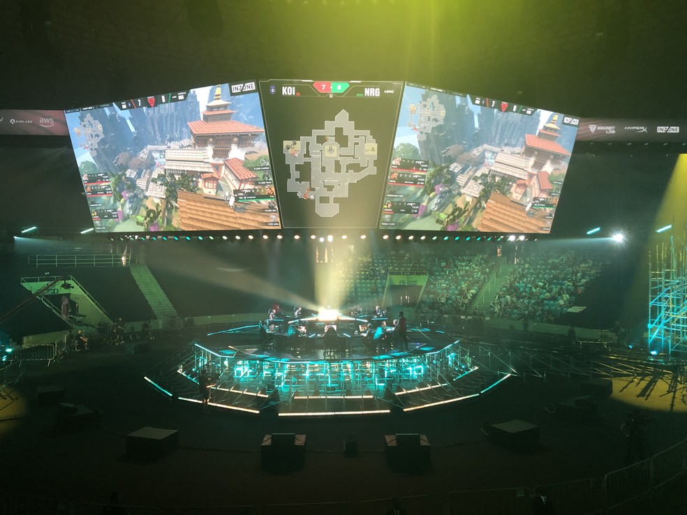 Visão do palco a partir de um dos lados do ginásio; à esquerda, assentos cobertos e, à direita, espaço livre para os espectadores do VCT LOCK IN — Foto: Gabriel Oliveira