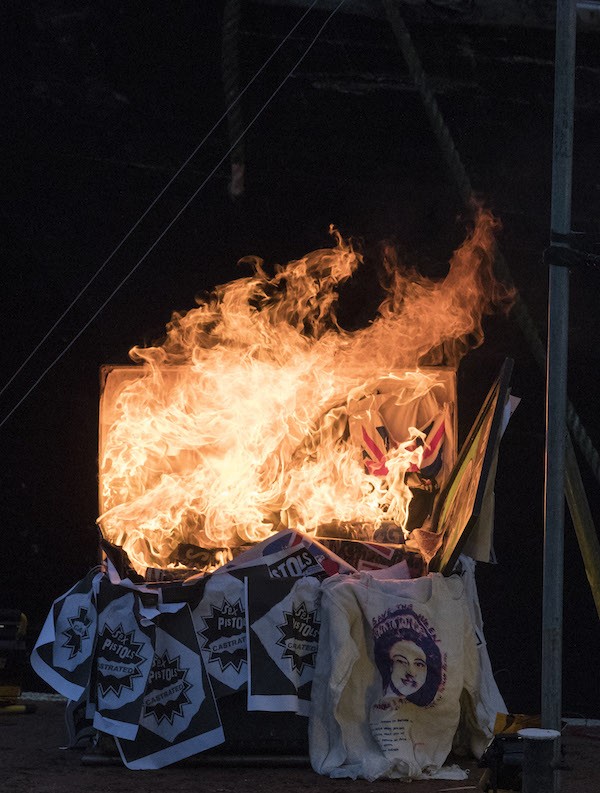 A caixa com itens do Sex Pistols avaliados em mais de 20 milhões de reais em chamas (Foto: Getty Images)
