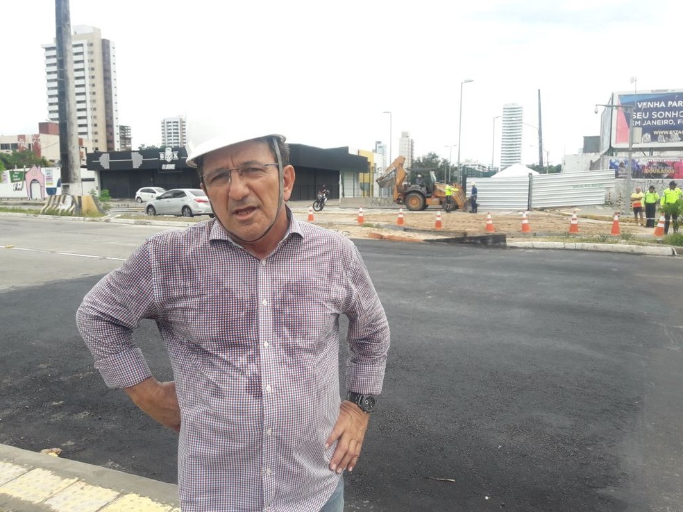 Secretário de Obras de Natal, Tomaz Neto, explica abertura de cratera na avenida Prudente de Morais (Foto: Heloisa Guimarães/Inter TV Cabugi)