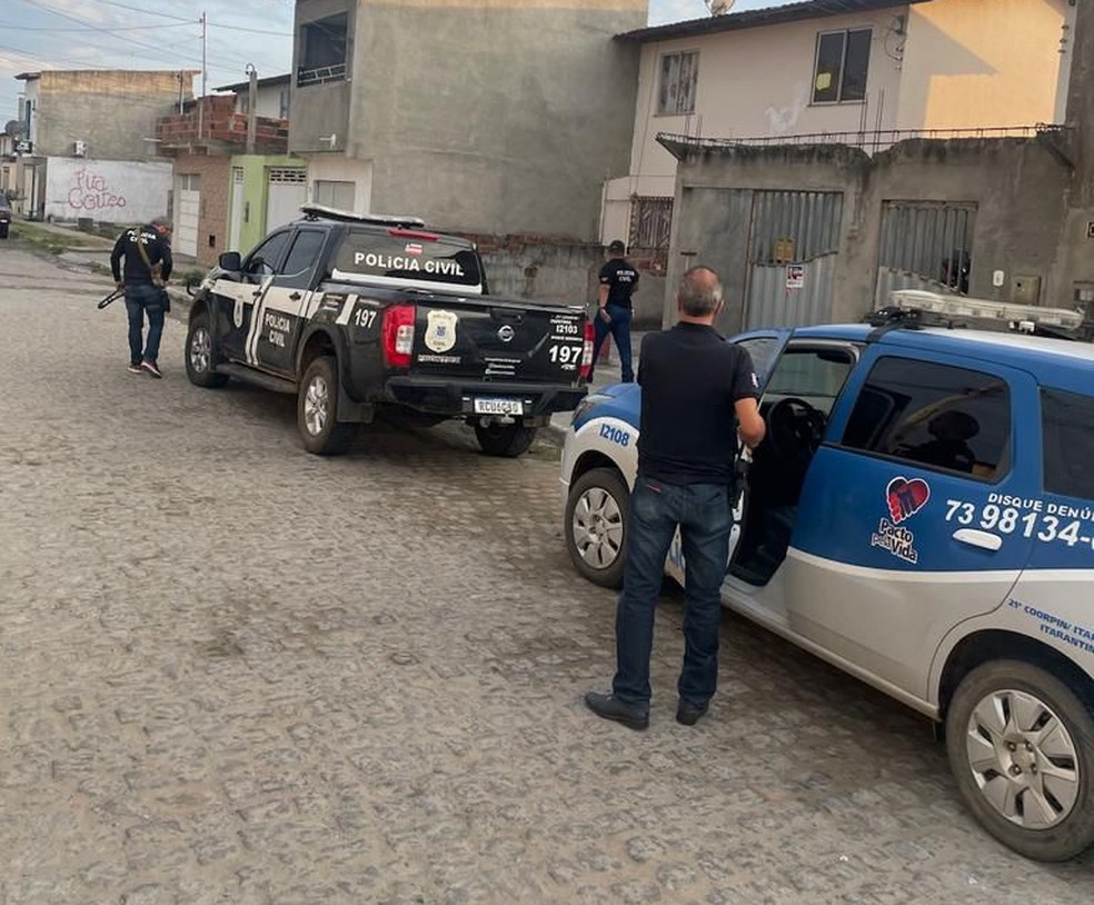 Homem considerado 'chefe' de grupo criminoso em Itapetinga é preso após se esconder em reservatório de água — Foto: Divulgação/Polícia Civil