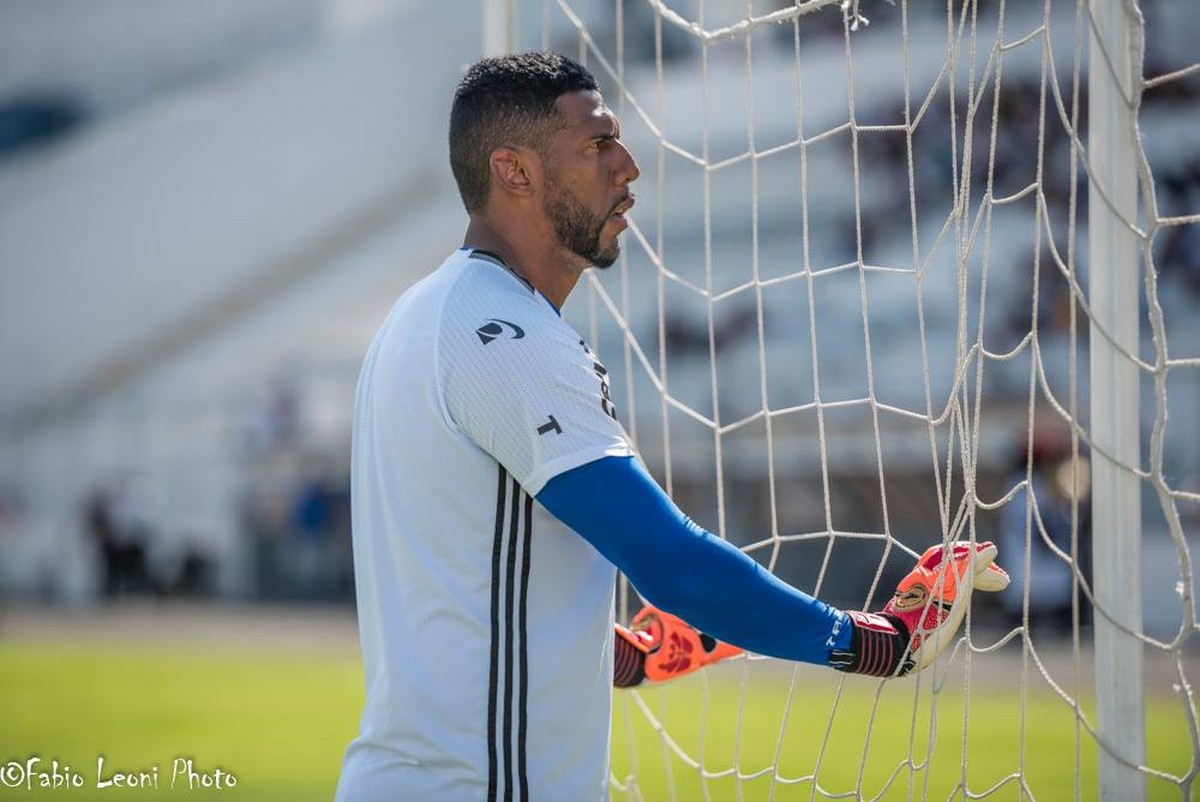 Ex-goleiro Aranha apresenta melhora da Covid-19 em UTI e pede troca de comida, diz esposa ...
