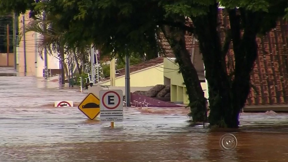 Em 2016, Rio Lençóis transbordou e água chegou ao telhado de casas; um morador morreu arrastado pela enxurrada — Foto: Reprodução / TV TEM
