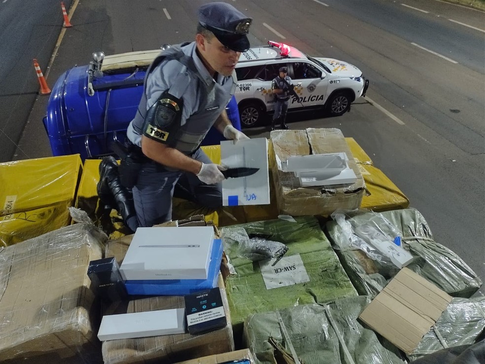 Caixas com eletrônicos, óculos, celulares e cigarros eletrônicos foram apreendidas em Santa Cruz do Rio Pardo  — Foto: Polícia Rodoviária / Divulgação