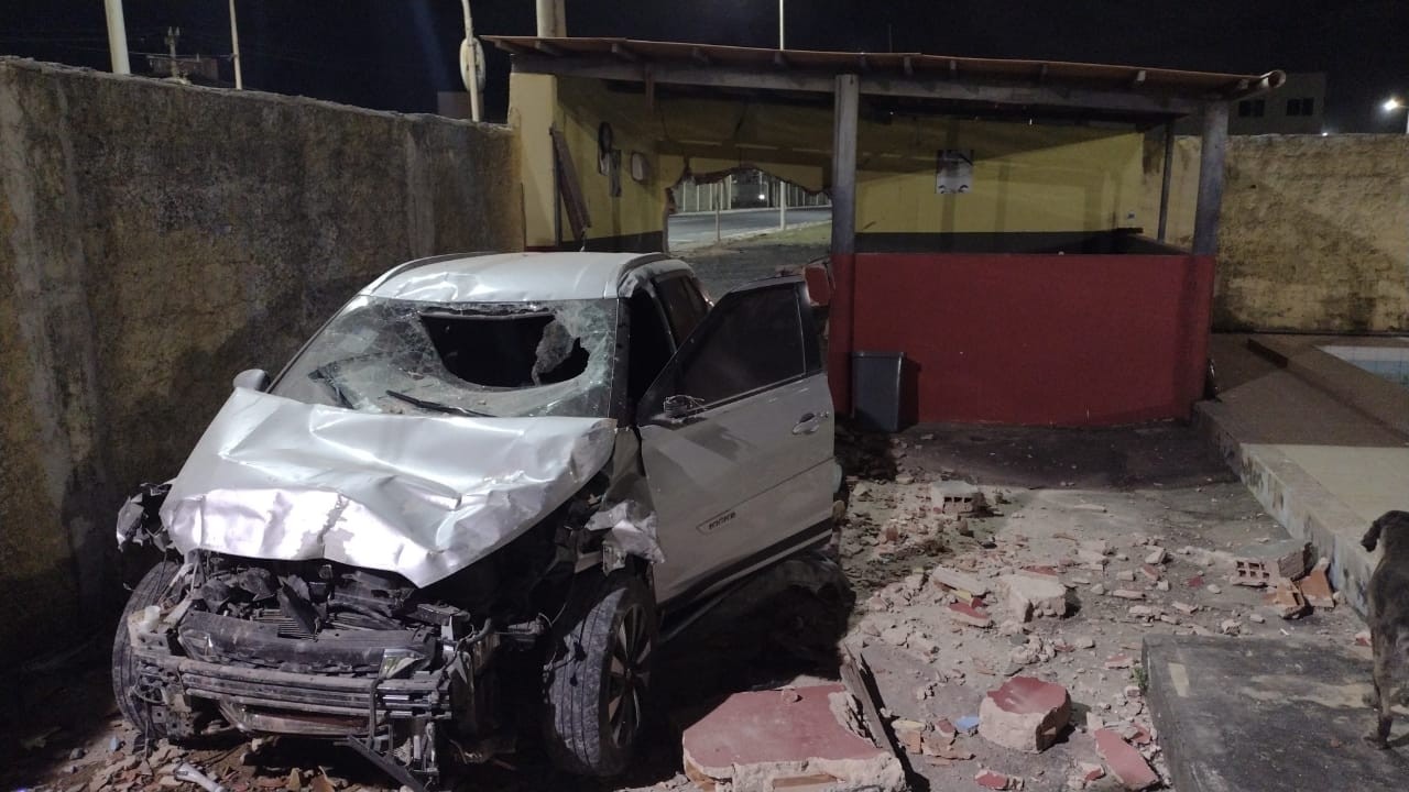 Carro que invadiu sede do Salvamar, em Salvador, é retirado