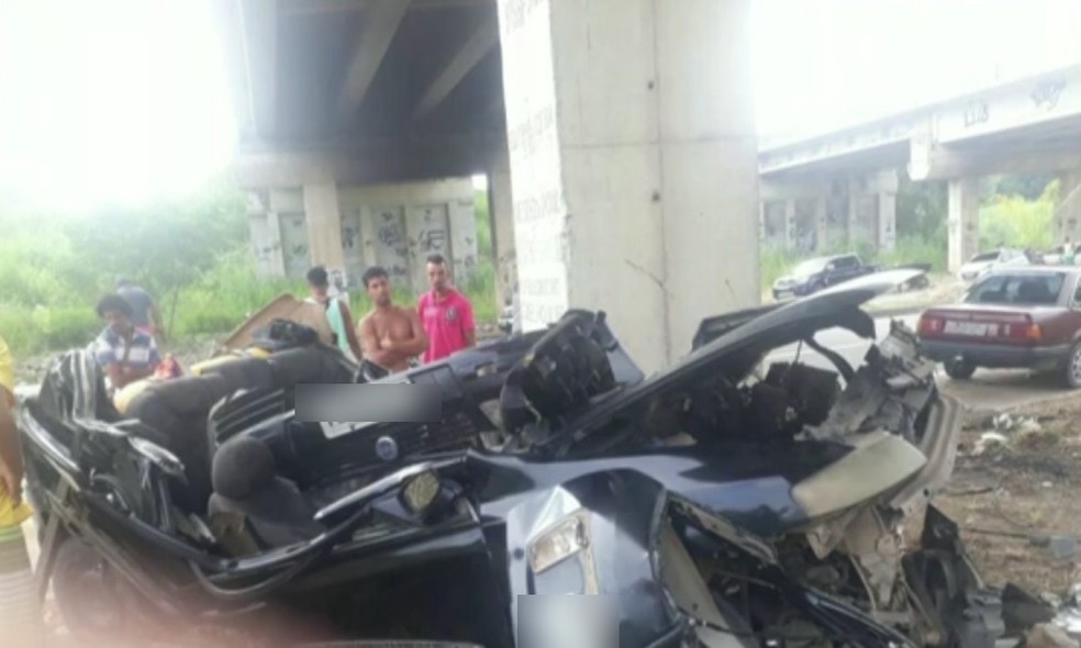 Carro caiu de viaduto com cinco ocupantes, sendo que quatro deles morreram. (Foto: ReproduÃ§Ã£o/ TV Globo)