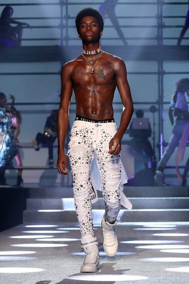 NEW YORK, NY - SEPTEMBER 09:  A model walks the runway at the Philipp Plein fashion show during New York Fashion Week: The Shows at Hammerstein Ballroom on September 9, 2017 in New York City.  (Photo by JP Yim/Getty Images For NYFW: The Shows) (Foto: Getty Images For NYFW: The Shows)