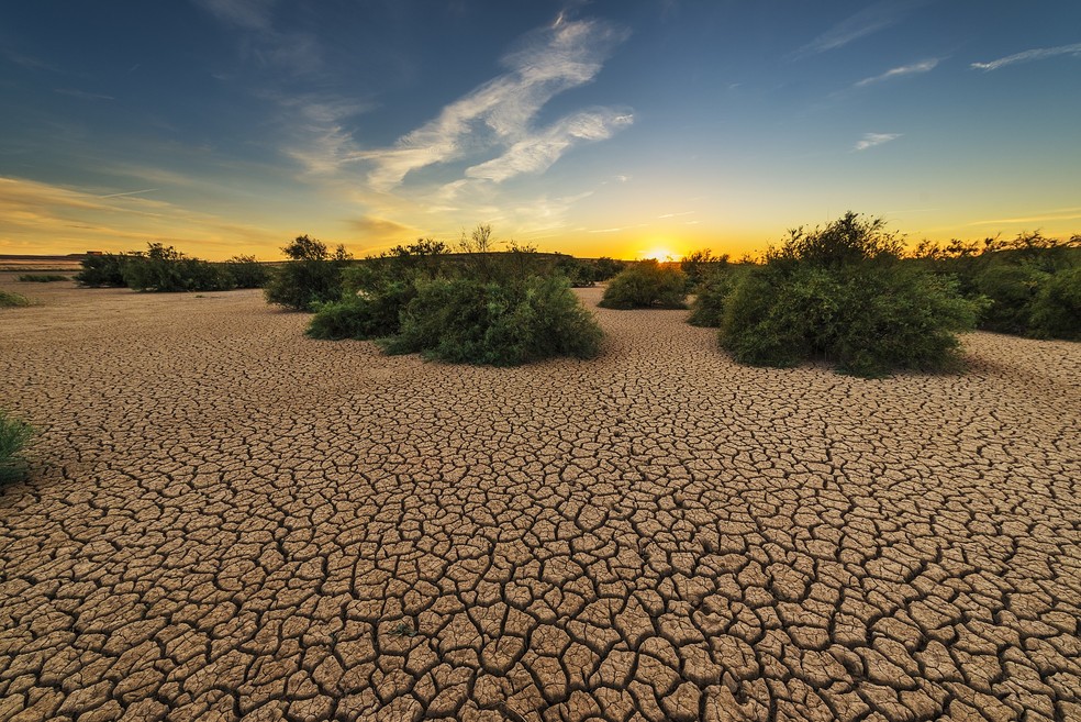 Solo com marcas da seca: aumento populacional, de consumo de alimentos e intensificação da economia está levando à escassez de água. — Foto: Jose Antonio Alba/Pixabay