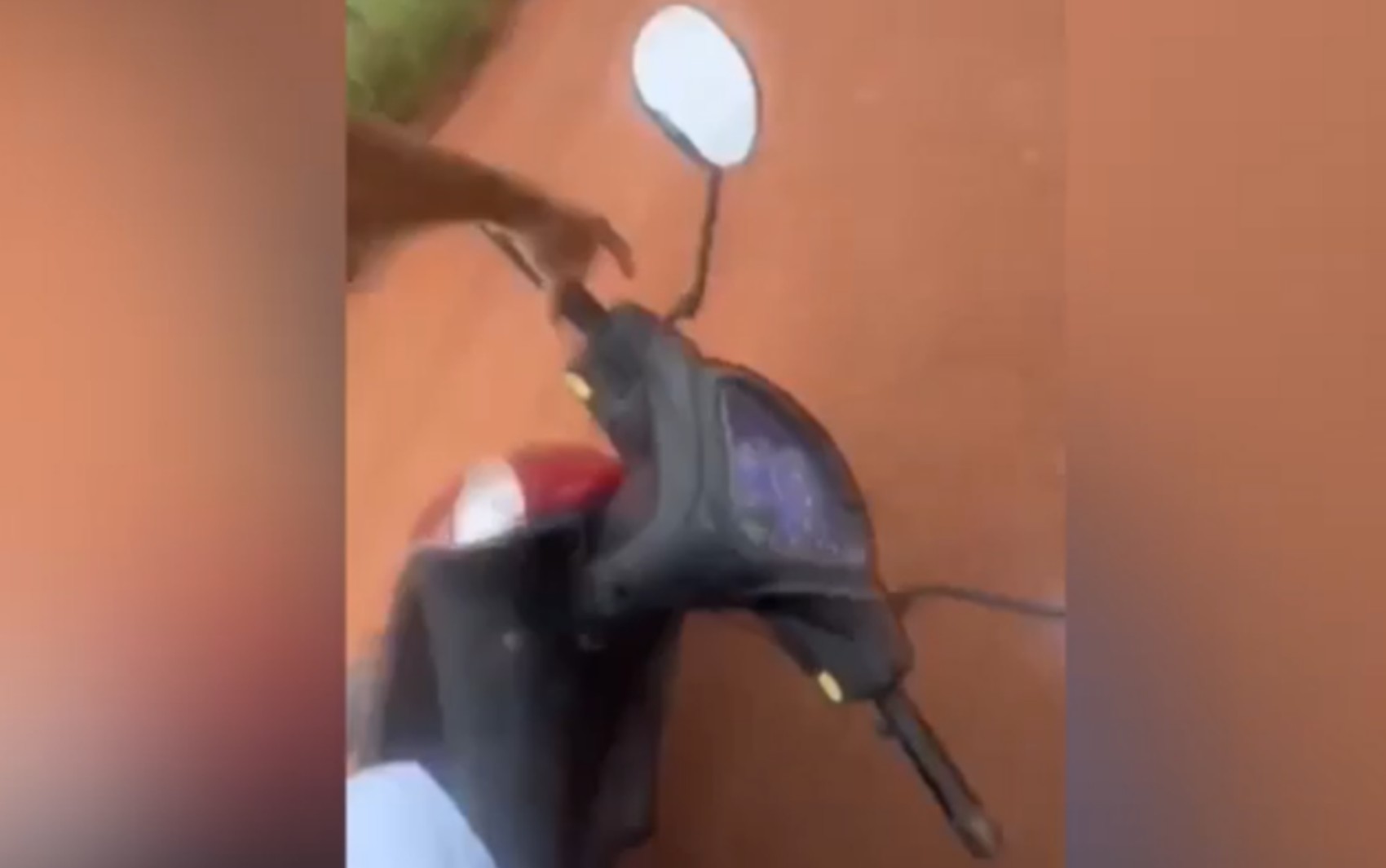 Entregador viraliza ao gravar momento em que sofre acidente de moto em Itaguari; vídeo