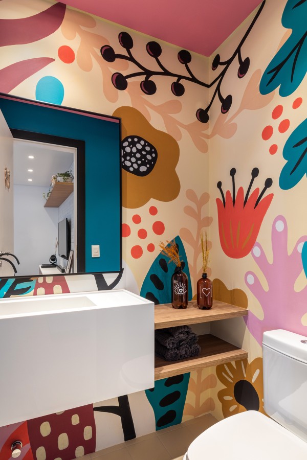 Apê de 86 m² tem pintura à mão no lavabo, tons pastel na cozinha e rede no quarto (Foto: Matheus Kaplun / Divulgação)