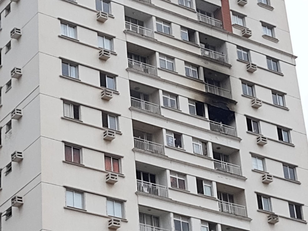 Fogo começou no 12º andar em uma das torres do condomínio — Foto: Divulgação/Bruna Barbosa