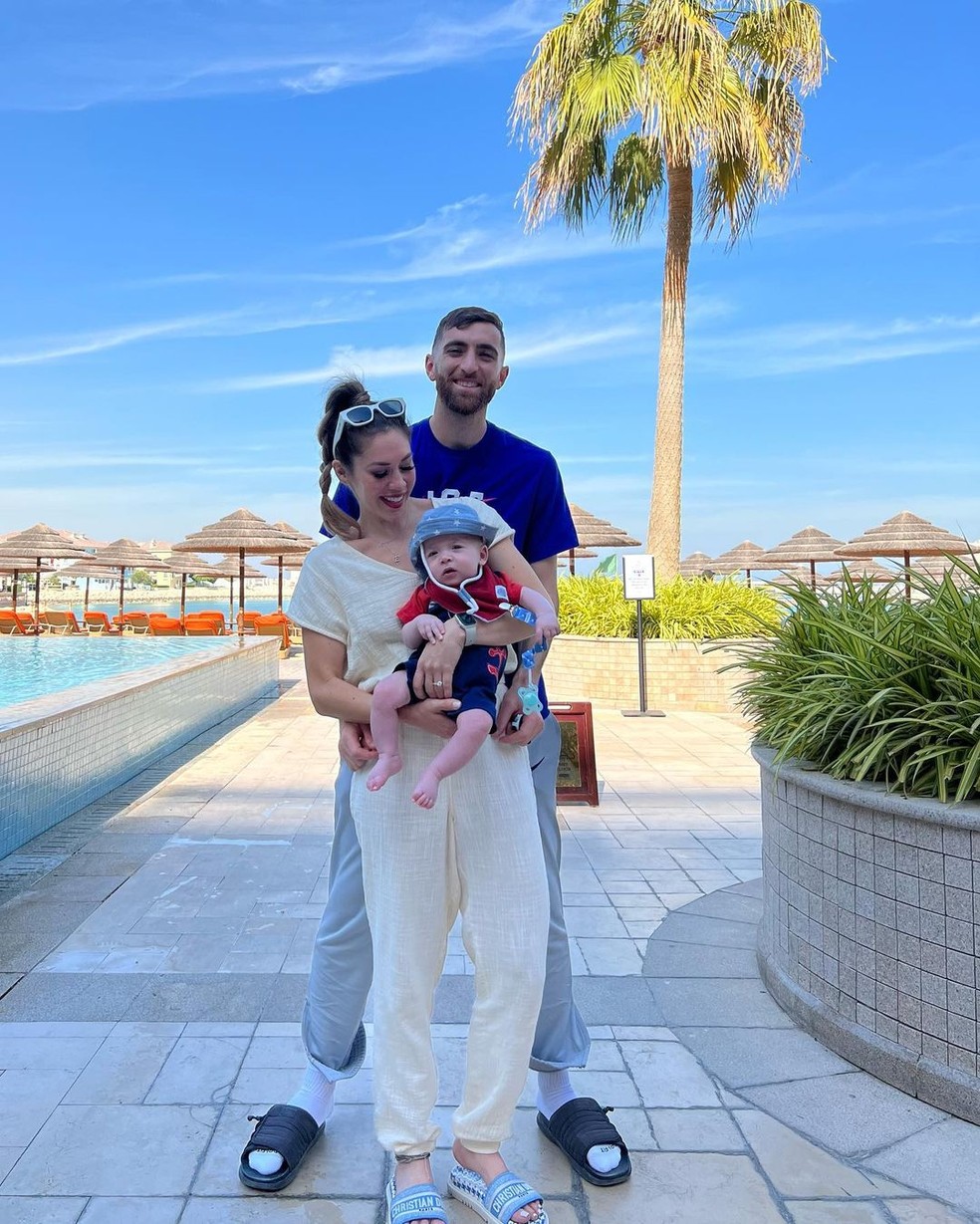 Ashley Herron com o marido Matt Turner e o filho do casal  Foto: reproduo/Instagram